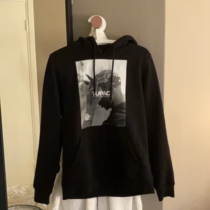 Hoodie - Säljer min 2pac hoodie då den inte kommer till användning längre!! 