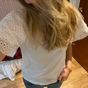 Vit shirt med volanger  - Knappt använd precis som ny! Från Zara 