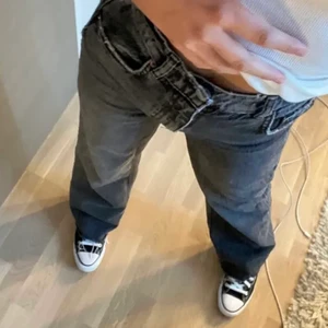 Gråa jeans zara - Säljer dessa super snygga långa jeans från zara❤️ mycket bra skick! Jag är 160 och det är långa på mig men har klippt upp nån cm från orginallängden 