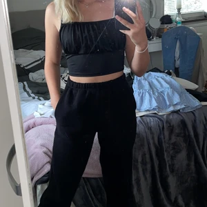 Svart topp  - Fin svart topp som är ”skrynklig” där fram, lite baddräkts material kan man säga. (Köparen står för frakt!)
