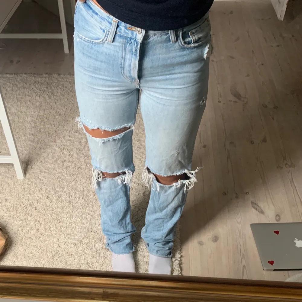 Säljer dessa super fina ljusblåa jeansen från zara. De sitter bra på mig som är 160 men skulle även passa lite länge och lite kortare ❤️. Jeans & Byxor.