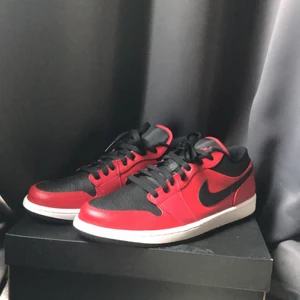 Air Jordan 1 low  - Jag har använt dom ca 4 gånger. Dom är lite skitiga (endast på sulan) pga att jag har använt dom på våren när det har varit blött ute. Dom är i Storlek us 11.