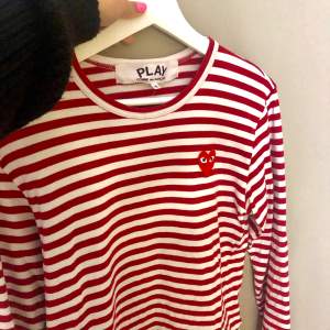 Röd långärmad cdg tröja i strl S,, fint skick!!❤️❤️ köpt för 1200kr! Buda.  !❤️