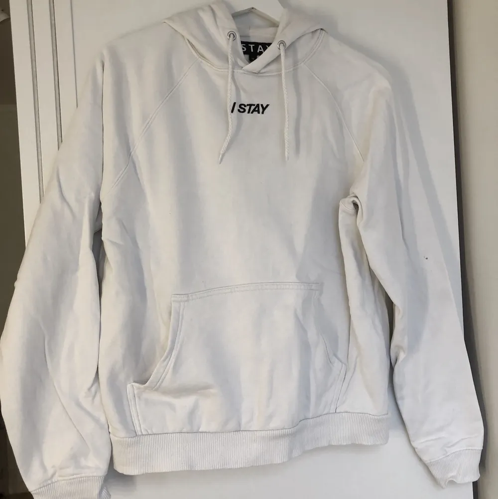 Super fin vit hoodie i super bra skick. Frakten står du för (60kr)🥰. Hoodies.