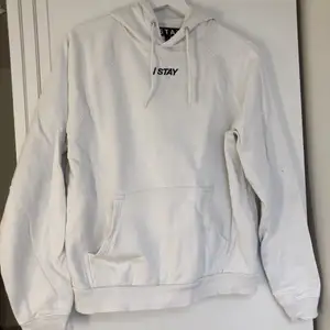 Super fin vit hoodie i super bra skick. Frakten står du för (60kr)🥰