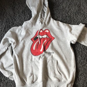 Hoodie👅 - Jaaaa trycket ska se slittet ut, köpt 2020 använde i början. Ca. 7ggr använd, bra skick. Billig pga lite knopprig, grå. Skön o mjuk att bara ha på sig💗