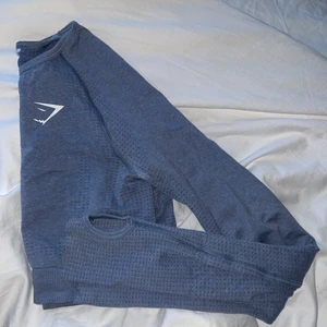 Gymshark VITAL SEAMLESS LONG SLEEVE CROP - Storlek S, blue marl, nästan helt ny. Använt 2/3 gånger och föredrar att träna kortärmat. Nypris 400kr, helt slutsålda på nätet. Jag säljer för 200 kr (245 inkl frakt) 🥰