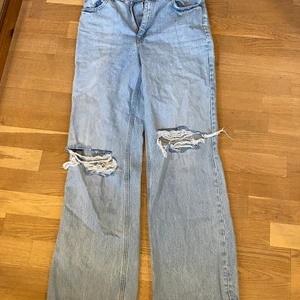 Wide leg jeans - SNYGGA WIDE LEG JEANS I LJUSBLÅ FÄRG Använda fåtal gånger, bra skick, snygga. Originalpris 399kr