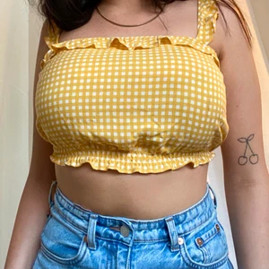 Sommarlinne - Gullig croptop från Hm i storlek 36 med justerbara axelband. Färgen på första bilden gör den mest rättvisa!💛