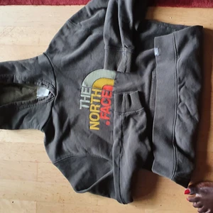Åkta dark grä The North face hoodie tröj - I bra skick då den är användade några ganger och passar xxs_ m och matcherar med allt. Bud I kommenterna 