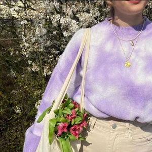 snygg stickad tröja - Super snygg stickad tröja, får ingen användning längre då den inte passar mig personligen i stilen. Köpt dyrt (typ 600 kr) och finns ej kvar längre! Skriv privat för flera bilder (bilderna är lånad från itsmay.dk’s insta) (Obs, den är instoppad på sista o första bilden). Köparen står för frakt💕 