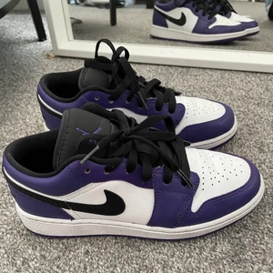 Jordans  - Jättefina jordans storlek 36,5 men passar även 37. Superfint skick, använda fåtal gånger. Köpt för 2400kr