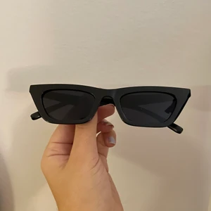 Solglasögon  - Säljer dessa super coola solglasögon !!