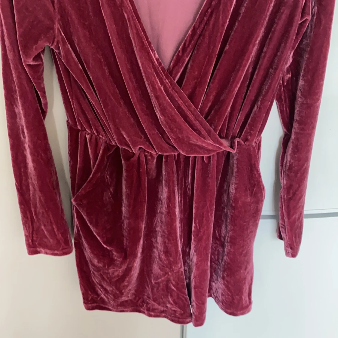 Playsuit i vinröd sammet, stl M - 91