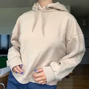 Hoodie - Säljer denna superfina hoodie som tyvärr inte kommer till användning:( storleken är L på tröjan men sitter bra på mig som är en storlek S!! 💞 köparen står för frakten men jag möter även upp i Lund💞 
