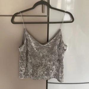 Grått linne i krossat sammet, stl L - Krossat sammet linne i grått, stl L. Köpt på HM.