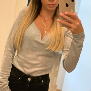 Glittrig top - Glittrig top helt oanvänd med tags kvar från bubbleroom i storlek 34. ✨