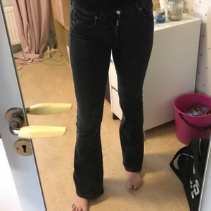 Mörkgråa Bootcutjeans - Jag säljer nu mina bootcutjeans då de inte kommer till användning. De är från Gina tricot och är i storlek 38. Passar perfekt på mig som är 175 men skulle ändå kunna gå på kortare och längre personer. Köpte dessa för ca 1-1,5 år sedan och de är använda få gånger och därför i ett väldigt bra skick. Köpte dessa för 500kr.