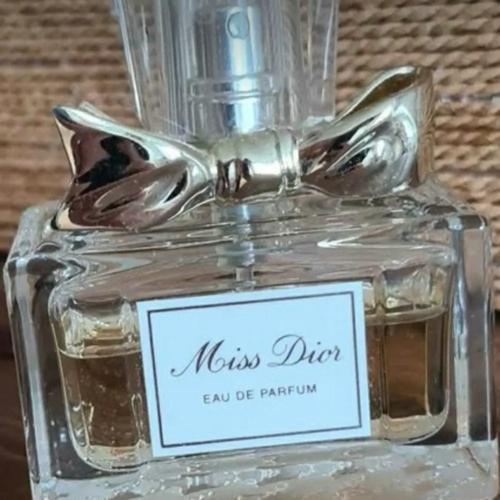 Parfym Miss dior 85% kvar. Accessoarer.