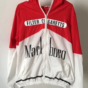 Marlboro vindjacka - Tunn vindjacka med coolt motiv! Använd endast ett fåtal gånger. (LÅNAD BILD, FRÅGA FÖR FLER BILDER) Gratis frakt eller möts upp i Stockholm! 