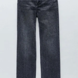 Zara 90’s full lenagt jeans  - Säljer dessa helt oanvända populära zara jeans lappen är fortfarande kvar. Säljer pågrund av att dem är för stora för mig. Nypris var 399 kr. 