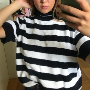 Randig tröja - En randig tröja i tungt material. Halv polokrage, ärmarna slutar strax innan armbågen. Inga defekter. 