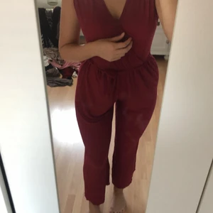 Jumpsuit  - Vinröd jummpsuit 
