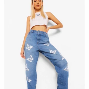 Blåa jeans med tryck  - Jättefina blåa jeans med fjärilstryck från boohoo. Aldrig använda och prislappen är kvar.  Nypris: 445. 