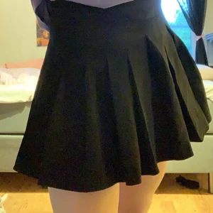 Svart kjol - Svart skater kjol från SHEIN, använd ett par gånger men i gått skick vad jag kan avgöra iallafall. Storlek M men passar S också. Frakt ingår i priset