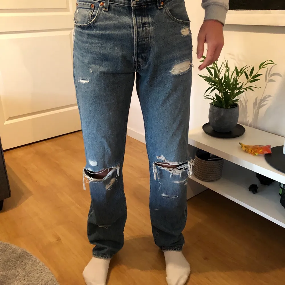 Säljer mina jeans då jag it använder dem knappt använda köparen betalar frakt 😀. Jeans & Byxor.