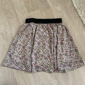Blommönstrad kjol från only i stl. S