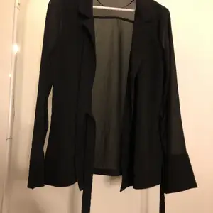 En svart blus tröja från lost ink i storlek s