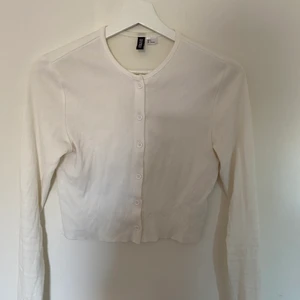 Kofta/topp - Kofta/ topp från H&M. Väldigt fint skick! Strl S.  Köparen står för frakten om du inte kan mötas upp (endast i Falköping).                                                                                 Om du kombinerar med fler av mina plagg tar jag endast en frakt avgift. Köparen ska även betala innan plagget skickas med ett bevis från swish. 