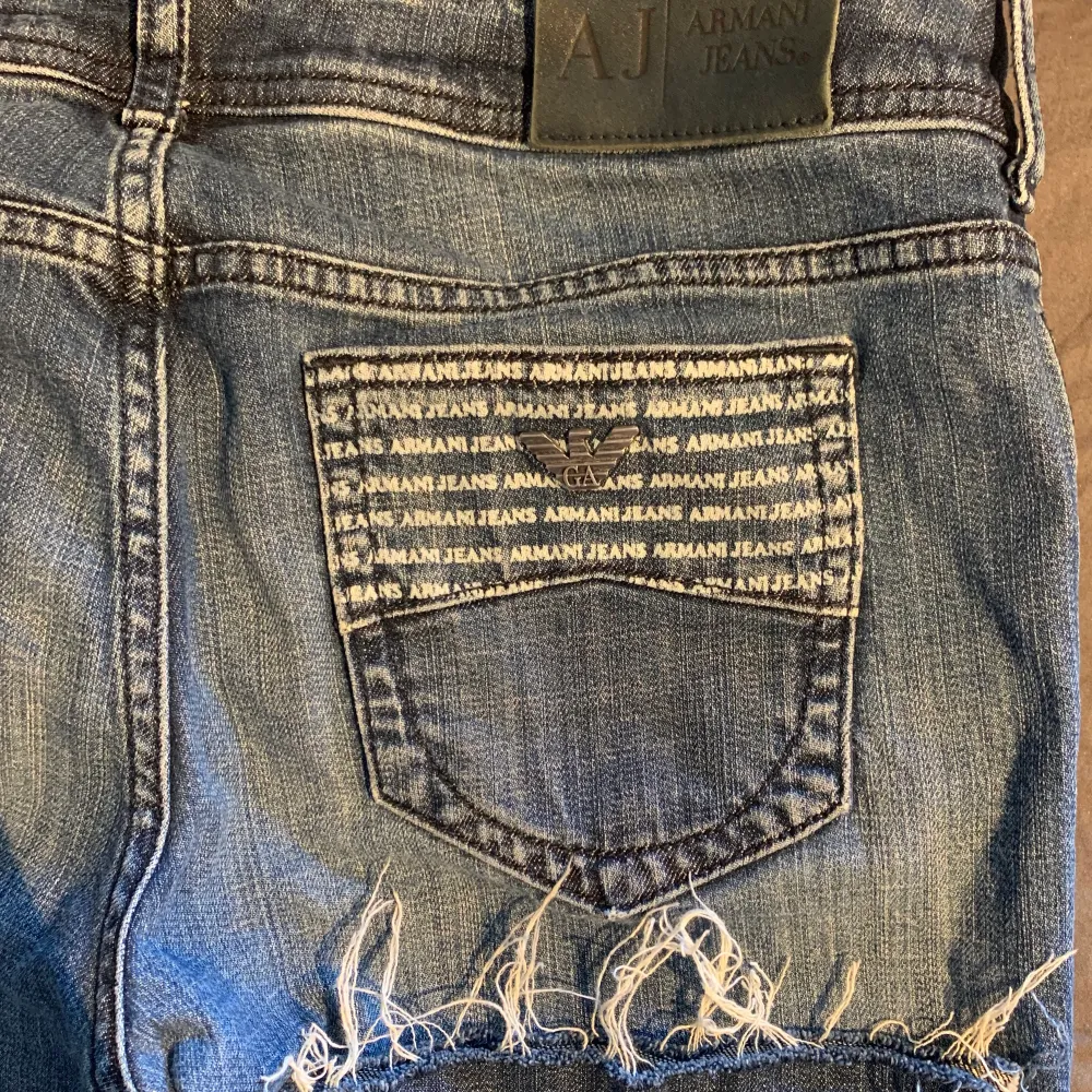 Snyggaste jeansen från Armani som tyvärr inte kommer till användning, strl 29, passar mig som vanligtvis har 38 i byxor och är 167 💜 mid/low rise, mycket bra skick, frakt tillkommer! . Jeans & Byxor.