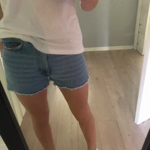 Blåa Shorts  - Säljer dessa blåa shorts från monki! Storlek 27💕 väldigt snygga och trendiga❤️