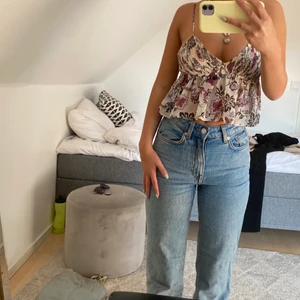 Jeans - Super snygga jeans från weekday! Andvända ca 3-4ggr så Inga defekter. Köparen står för frakt