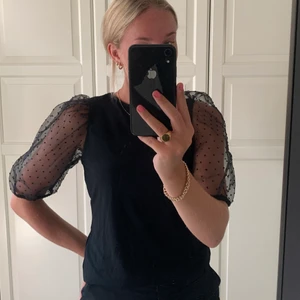 Svart blus  - En svart blus med puffiga ärmar från Gina Tricot, använd ett fåtal gånger 🖤