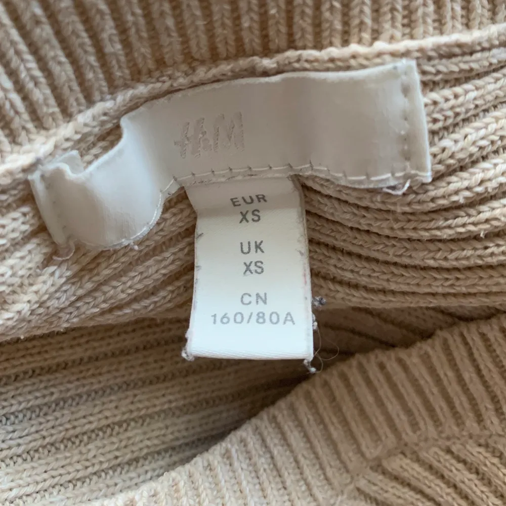 Beige tröja från H&M, storlek xs men skulle säga att den är lite oversize💛. Tröjor & Koftor.