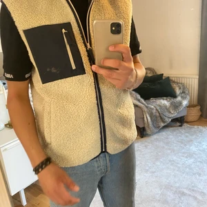 Zara sherpa väst - Säljer helt oanvänd sherpa väst från zara, ord pris 500kr 