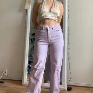 Lila jeans - Lila jeans som påminner om zara jeansen. Passar allt mellan XS - M då de är stretchiga🥰