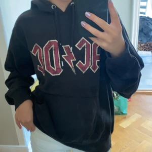 ACDC HOODIE - As ball ACDC hoodie i storlek M! Perfekt nu till hösten! Använd fåtal gånger. 100kr + frakt (66kr), kan även mötas i Stockholm📍⚡️