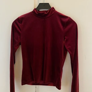 Polotröja i sammet - Vinröd polotröja i sammet som endast är använd ett fåtal gånger 