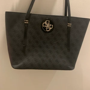 Väska  - En superfin Guess väska som är knappt använd. Köptes för 2000kr säljer för 200kr
