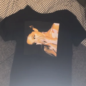 T-shirt - Ariana Grande t-shirt som köptes 2019 så finns inte kvar att köpa ❤️ bra skick. Sälj då den inte kommer till användning plus att jag redan har en till