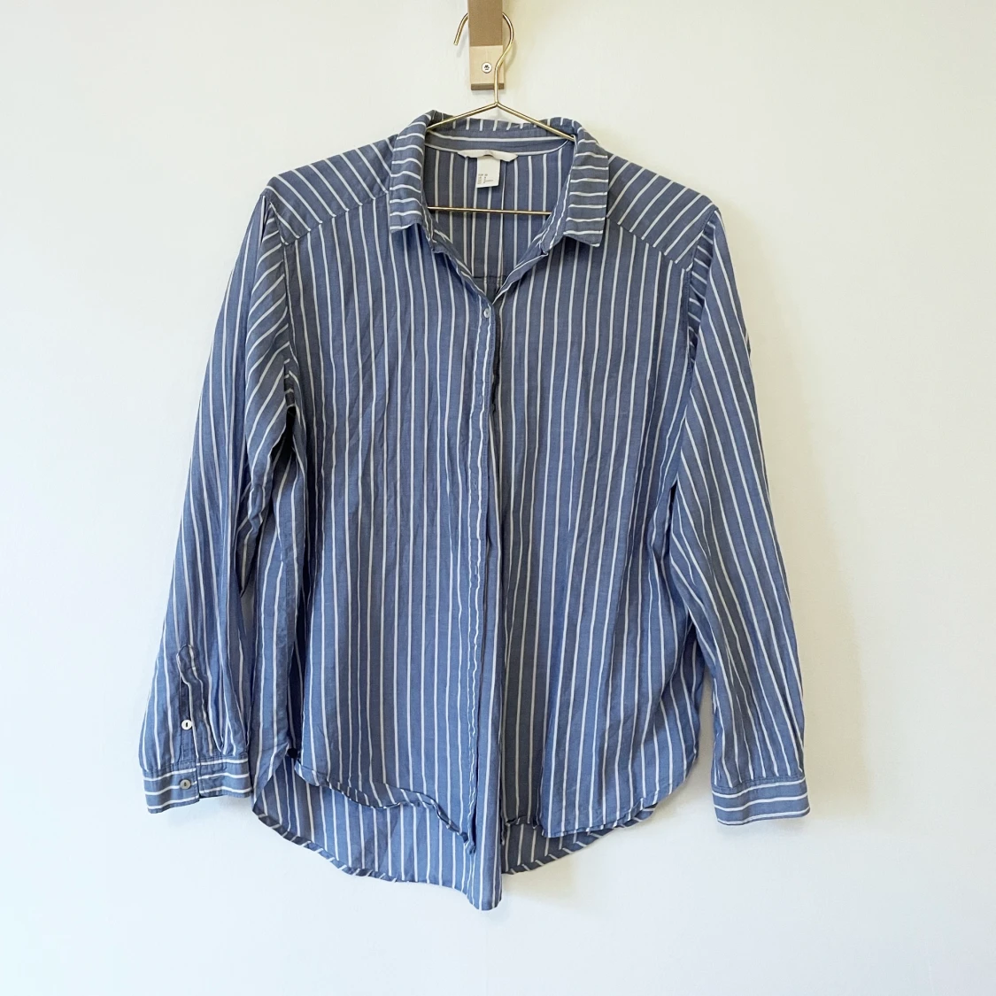 Blå/vitrandig skjorta