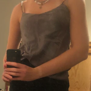 Linne - Grått silkesliknande linne, står ingen storlek men skulle säga xs/s, köpare står för frakt:)