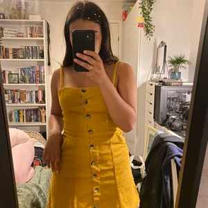 Klänning från hm - Super gullig klänning från hm! Säljer då den inte kommer till användning längre! ❤️ storlek 38 men funkar även för 36!