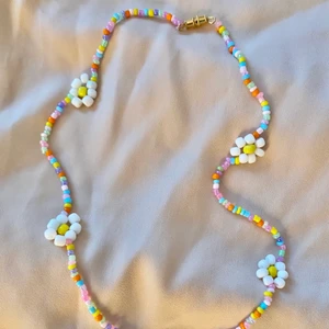 Fint blommhalsband!☀️🌈🧚 - Ett fint och trendigt halsband med 5 vita blommor och pastell pärlor! Halsbandet har ett guld fäste som du skruvar av och på. Kostanden är 59 kr + 12 kr frakt, betalning via swich! ☀️🌈🧚‍♀️💓