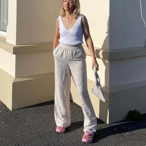 Linnebyxor  - Säljer dessa innebyxor från HM i storlek M då de tyvärr inte längre kommer till användning. Skriv för fler bilder💕 köpare står för frakt! (Ej mina bilder!)