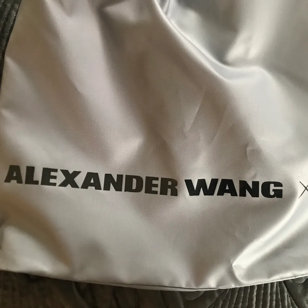 Gympåse från collab mellan Alexander Wang och H&M. Har aldrig använts. Banden kan justeras (de är löst knutna, fick den så vid köp). . Väskor.
